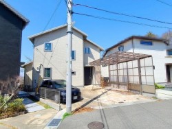 平成２５年築・ミサワホーム施工のお家。
土地５７.４９坪！　カースペース並列２台あり！
ハイルーフ車可能のカーポートあり！
西側の眺望良好です。