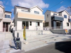 北鈴蘭台駅徒歩１５分！
南北両面道路・南向きで日当たり良好！
耐震等級３取得の家！　
駐車３台可！