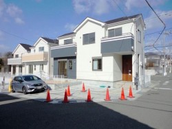 北鈴蘭台駅徒歩１５分！
三方角地・南向きで日当たり良好！
耐震等級３取得の家！　
駐車３台可！