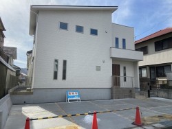 新築戸建て！　駐車５台可！　床暖房・ロフト等設備充実！
