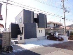 耐震等級３取得！　４LDK 畳コーナー！　カースペース３台分！　ＬＤＫガス床暖房！　玄関土間収納・ウォークインクローゼットあり！　食洗器など設備充実！
