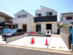 ■北五葉新築戸建
■西鈴蘭台駅徒歩１４分
■カースペース２台分
■土地４２.５坪
■道路面と高低差無し
■ロフト有り