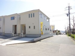 3方角地で開放感有り！
カースペース2台分！
耐震等級3（最上位）取得！