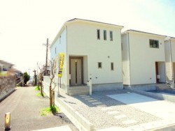 3方角地で開放感有り！
カースペース2台分！
耐震等級3（最上位）取得！