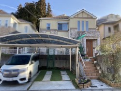 ■平成20年9月建築　敷地約56坪
■屋根付きカーポート並列2台
■南向きLDK20帖　床暖房あり
■太陽光発電、エネファーム設置