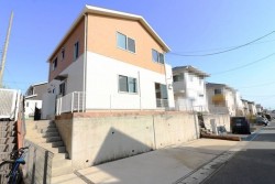 ◆2011年5月建築のオール電化住宅！
◆東西両面道路！　室内リフォーム済（2021年3月）！
◆カースペース２台分