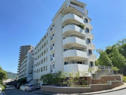 三方向角部屋！ルーフバルコニー付き！LDK24.4帖！ペット飼育可能！床暖房完備！オートロック！宅配ボックス！１住戸１台駐車場確保！商業施設まで230ｍ！