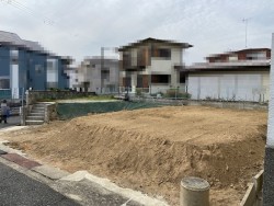 ■南西角地　敷地面積59.71坪　
■建築条件なし　解体更地渡し（西側擁壁あり）
■神鉄線山の街駅徒歩７分