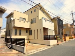 ■土地：７０.４０坪！
■南向きで日当り良好！
■４LDK＋ロフトの間取り
■カースペース並列２台分