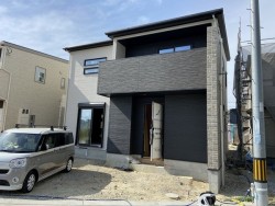 ■神鉄大池駅徒歩約11分
■マリンホーム施工大型分譲地内49号地　角地
■「太陽光発電システム」とガス発電「エネファーム」標準装備
■耐震等級３　カースペース3台