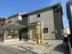 2012年建築！2021年5月リフォーム済！カースペース２台分！両面道路！カードキー！3ＷAYアクセス可！綺麗な街並みの新しい住宅街です！浴室乾燥暖房機付！