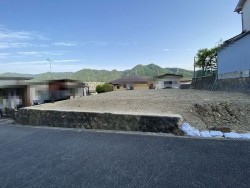 敷地面積77.2坪！眺望大変良好！建築条件無し！道路との高低差が少ない土地です！現況更地！花山駅まで徒歩５分！