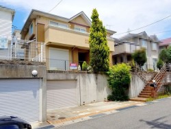 南向き！　全室南向きで日当り良好です。
リビング上部が一部吹き抜けで開放感があります。
堀込車庫＋カースペース！
◆室内丁寧にお使いです！