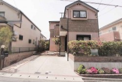 内装リフォーム済（2021年4月）！　普通車２台駐車可！　レースカーテン・照明付き！　収納豊富！