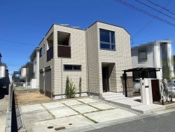 ヘーベルハウスのお家！2015年5月建築！カースペース並列2台駐車可能！室内リフォーム済！書斎有！WIC有！即入居可能！床暖房完備！LDK約24帖！