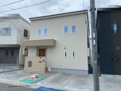 ■神鉄大池駅徒歩約11分
■マリンホーム施工大型分譲地内12号地
■「太陽光発電システム」とガス発電「エネファーム」標準装備
■耐震等級３　カースペース２台