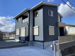 ■北鈴蘭台駅徒歩４分
■敷地面積63.42坪　間取り５LDK
■エネファーム、太陽光発電設置（ソラエネスマート利用）
■耐震等級３　高気密高断熱住宅