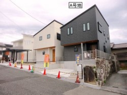 並列駐車２台可能！
４ＬＤＫ+タタミコーナー！
ＬＤＫに床暖房・浴室暖房乾燥機付き！