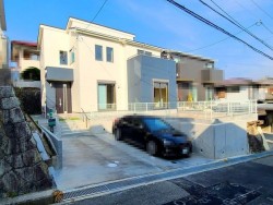 駅徒歩７分・南向きの新築戸建！　耐震等級３取得！　並列駐車スペース２台分あり！　収納豊富！