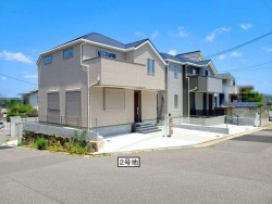 マリンホーム施工・耐震等級３のお家！　
南東角地・カースペース２台分

