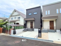 南北両面道路・日当り良好！　並列駐車２台可能！

◆エネファームと太陽光のダブル発電で環境にも家計にもダブルで優しいお家！
◆夏は涼しく冬は暖かい高気密高断熱住宅！