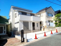 南向き！　並列３台駐車可能！　
玄関土間収納・ウォークインクロゼットなど収納豊富。