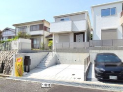 南向き・日当り良好！　並列駐車２台可能！

◆エネファームと太陽光のダブル発電で環境にも家計にもダブルで優しいお家！
◆夏は涼しく冬は暖かい高気密高断熱住宅！