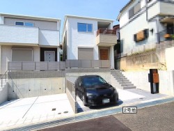 南向き・日当り良好！　並列駐車２台可能！

◆エネファームと太陽光のダブル発電で環境にも家計にもダブルで優しいお家！
◆夏は涼しく冬は暖かい高気密高断熱住宅！