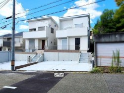 南向き！　土地：５２.３７坪！
カースペース並列２台分！
LDには床暖房、２階にロフト有り！