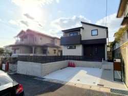 土地５６.８７坪！
並列駐車２台可能！

◆神鉄線北鈴蘭台駅まで徒歩16分
◆耐震等級３（最上位）取得
◆床暖房やガス衣類乾燥機「乾太くん」など充実設備！