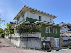 ■旭化成ヘーベルハウス施工の家
■建物52.11坪　６DK＋納戸＋２階ホール
■北東角地の敷地　63.18坪
■直通バス利用で三ノ宮まで約26分　バス停徒歩５分
