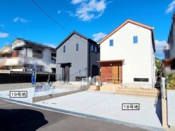 ◇制震ダンパー「MIRAIEミライエ」採用
◇24時間全熱交換型換気システム「澄家SUMIKA」採用
並列駐車３台可！　収納豊富！