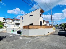 北西×南西の角地！　耐震等級３取得！ ＬＤＫガス床暖房！
「デザイン・性能・収納計画・動線にこだわった」お家です。

