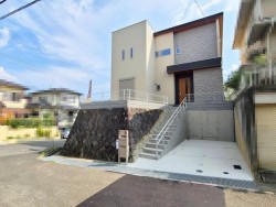 ★開放感の有る北東角地　
★堀込車庫＋カースペース
★納戸や収納庫、玄関収納など収納豊富！