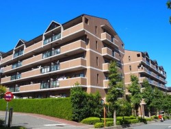 ●室内全面リフォーム済
●エレベーター停止階
●三宮までドアツードア３６分
●万代スーパーまで徒歩６分
●コープデイズまで徒歩８分
●駐車場空有