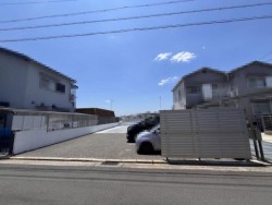 ●道路との高低差無し
●敷地面積約58坪
●駐車場オーナーチェンジ
●現在利回り5%
●建築プラン参考プラン有
●建築条件なし
●西鈴蘭台駅まで徒歩圏内
●眺望良好