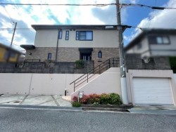 北東角地、セキスイハイムの注文建築、車庫2台、2021年8月外壁塗装済、2022年3月浴室交換済、2022年7月キッチン交換済、太陽光発電システム有り(5KW)
