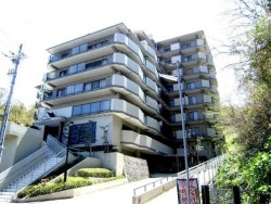 1階の2LDKは家族向きです。南向きで明るく、専用庭付きです。閑静な住宅地でリラックス。