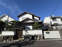 ●岡場駅徒歩13分
●建物面積51坪
●本格和風建築
●室内大変綺麗にお使いです
●南側に手入れの行き届いたお庭
●生活施設充実
●高低差の少ない土地72坪
●敷地面積72坪