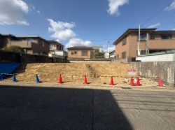 南向き！　現況更地！　建築条件なし土地！　お好きな工務店・ハウスメーカーで建築できます！