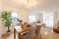 ■令和2年9月建築 リフォーム済戸建
■カースペース2台 ■制振装置設置住宅
■鈴蘭台駅徒歩18分