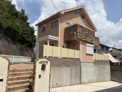 神戸市一円でお部屋を探すなら不動産情報満載のセンチュリー21ハウジング流通 ■2017年大規模リノベーション実施
■ＬＤＫ約25.2帖　広々ウッドデッキ設置
■約１２帖の小屋裏収納あります