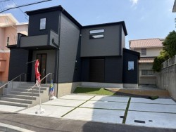 ■神鉄北鈴蘭台駅徒歩１２分
■カースペース並列２台
■長期優良住宅認定物件