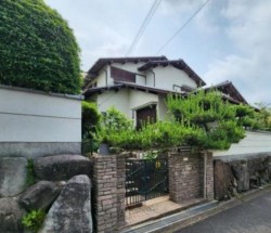 堀込車庫2台分あり(車種制限有り)! 南×西の角地! 閑静な住宅地内! 敷地面積約75坪!