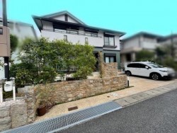 南向き、道路と高低差無し、ミサワホームの家、車庫2台+小型車1台、(キッチン、浴室、トイレ2020年新規入替)、外壁塗装済(2022年)