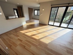 ■令和3年7月建築 リフォーム済一戸建
■カースペース並列3台 LDK約28帖
■パナソニック耐震住宅工法「テクノストラクチャー工法」の家