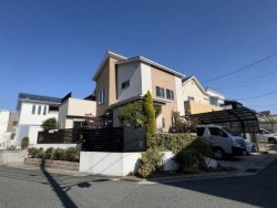 ◆南西角地で日当たり良好
◆開放感有
◆富士住研施工
◆2011年7月建築
◆カースペース３台（車種による）
◆蓄熱暖房機完備で冬も暖かいお家です
◆オール電化住宅
◆吹抜けで開放感のある明るいリビング