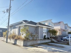■平成24年4月建築ヤマト住建の家(新築時モデルハウス）
■三方向角地の敷地約72坪　太陽光発電システムあり
■カースペース並列３台　EV用充電器/V2H設備設置