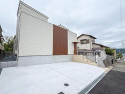 中庭のある新築戸建て！　省エネ基準適合住宅！　ＬＤＫ３面床暖房！　宅配ボックスあり！