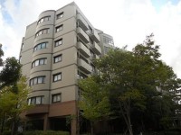 1階部分　オートロック！　宅配ボックスあり！　３面バルコニー！　全居室収納あり！　全居室６帖以上の広さ！　